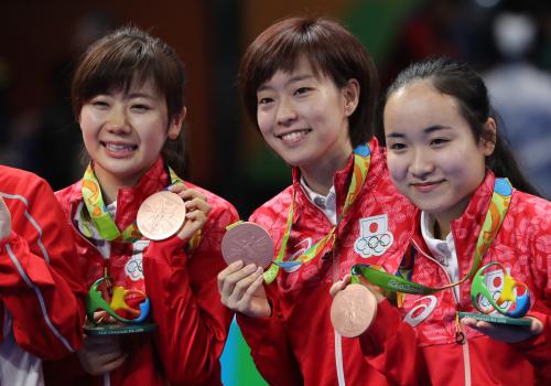 銅メダルを手に笑顔の（左から）福原、石川、伊藤