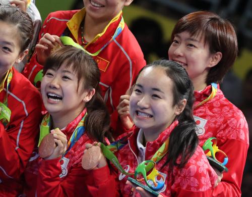 銅メダルを手に笑顔を見せる（左から）福原、伊藤、石川
