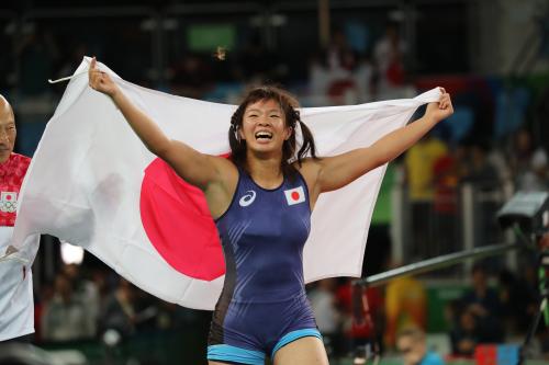 ＜女子レスリング・６３キロ級　決勝＞初出場の五輪で金メダルを獲得した川井は日の丸を背に笑顔