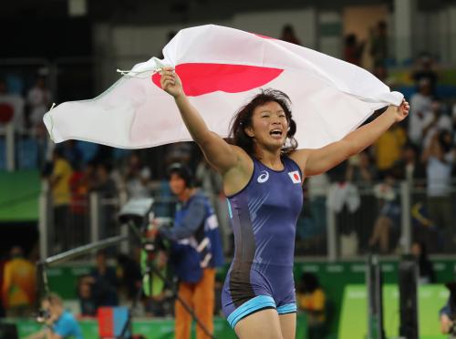 リオ五輪＜女子レスリング・６３キロ級　決勝＞日の丸の国旗を背負い、ウイニングランする川井