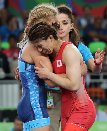 リオ五輪＜女子レスリング・５３キロ級　決勝＞金メダルのマルーリス（左）は涙。銀メダルの吉田も涙
