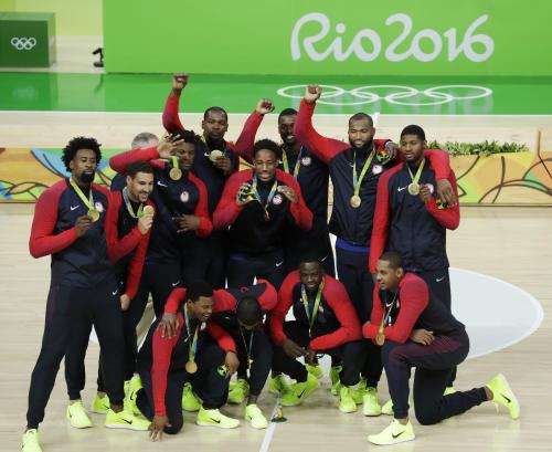 リオデジャネイロ五輪男子バスケットボールで、３大会連続１５回目の優勝を決めた米国。誇らしげに金メダルを掲げる（ＡＰ）