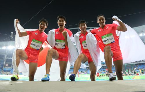 ＜男子４００Ｍリレー・決勝＞銀メダルを獲得した（左から）山県、飯塚、桐生、ケンブリッジ