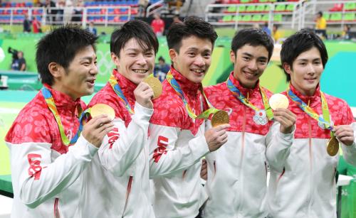 金メダルを手に笑顔の（左から）山室、内村、田中、白井、加藤
