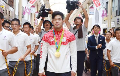 奈良県天理市の商店街をパレードする、リオ五輪の柔道男子73キロ級で金メダルを獲得した大野将平選手