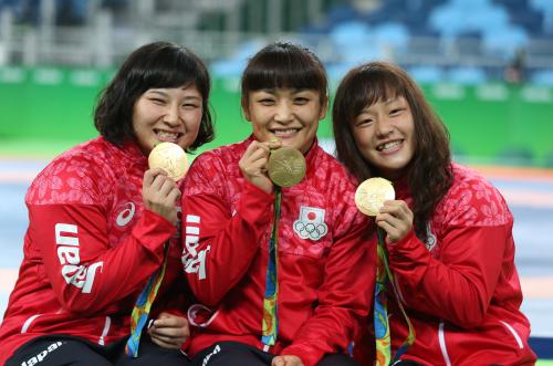 金メダルを手に笑顔の（左から）土性、伊調、登坂