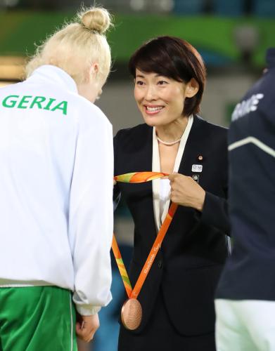 柔道女子５２キロ級（視覚障害）、メダルを授与する丸川五輪担当大臣