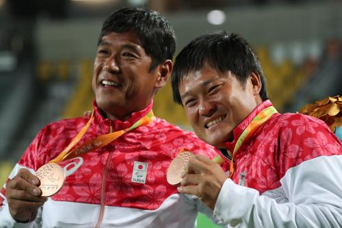 ＜リオパラリンピック＞男子ダブルス（車いすテニス）表彰式、銅メダルを獲得し笑顔を見せる国枝（右）と斎田