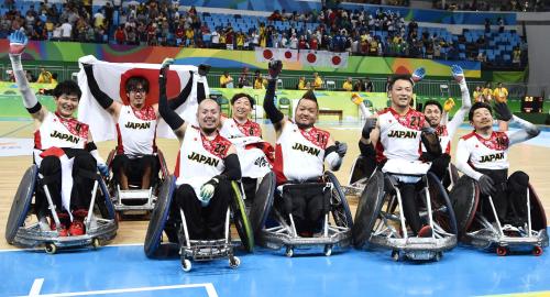 パラリンピックの車いすラグビーで銅メダルを獲得し、歓喜する（左から）羽賀、池崎、乗松、官野、仲里、池、山口、庄子ら日本代表