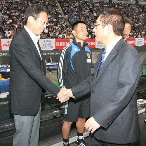 ＜日本・ウルグアイ＞試合前、犬飼会長と握手する岡田監督