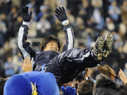 チームメートから胴上げされる、今季限りで現役引退する磐田・名波浩