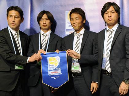クラブＷ杯出場記念のペナントを手に持つＧ大阪の（左から）西野朗監督と松代直樹、山口智、遠藤保仁