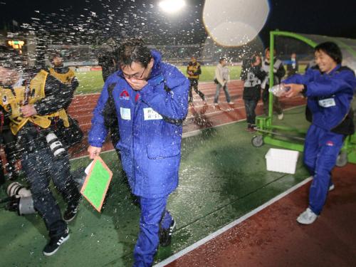 ＜湘南・横浜ＦＣ＞４５歳の誕生日を勝利で飾った湘南・反町康治監督はイレブンから祝福のシャワーを浴びる
