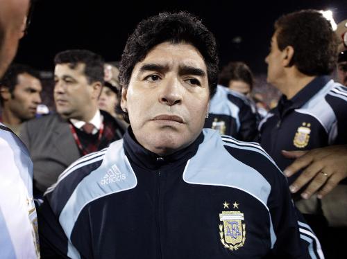 サッカーＷ杯南米予選でパラグアイに敗れ、厳しい表情で引き揚げるアルゼンチン代表のマラドーナ監督