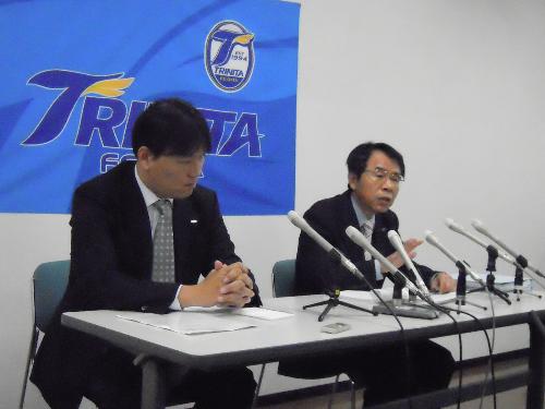 深刻な表情で会見する大分の青野浩志取締役経営企画部長（右）と小沢正風総務部長