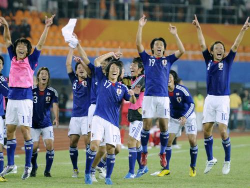 広州アジア大会サッカー男子決勝でＵＡＥを破り初優勝し、大喜びする日本イレブン