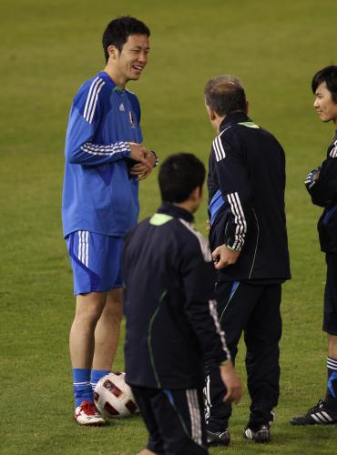 日本代表練習で吉田（左）と話すザッケローニ監督