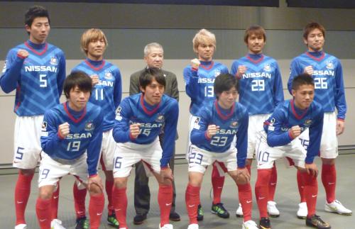 Ｊ１横浜Ｍの新体制発表で、記念写真に納まる木村監督（後列左から３人目）と新加入選手ら。前列右端はＦＷ小野