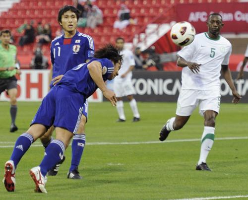 ＜日本―サウジアラビア＞前半、ダイビングヘッドで２点目のゴールを決める岡崎。左奥は前田
