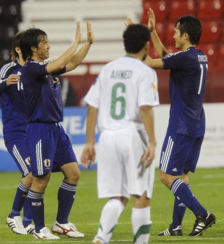 ＜日本・サウジアラビア＞サウジアラビアに快勝しハイタッチする３得点の岡崎慎司（左）と２得点の前田遼一
