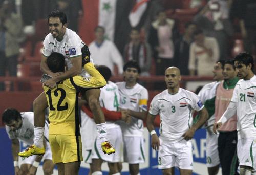 アジア杯の１次リーグＤ組で北朝鮮を下し、喜ぶイラクの選手たち