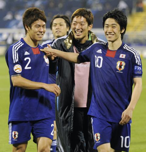 ＜日本・カタール＞カタールに競り勝ち笑顔を見せる、決勝ゴールの伊野波（左）と２得点の香川（右）