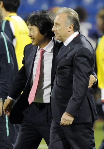 試合終了後、健闘をたたえ合う韓国の趙広来監督（左）と日本のザッケローニ監督