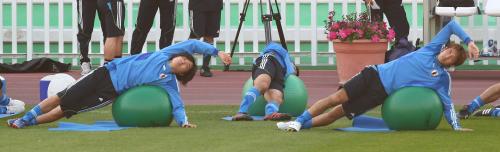 ＜日本代表練習＞バランスボールを使いトレーニングする遠藤（左）と細貝