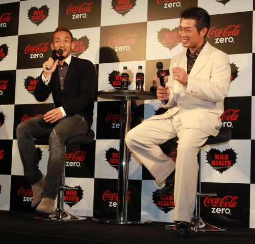 Ｃｏｃａ－Ｃｏｌａ　Ｚｅｒｏ　３Ｄ　ＣＨＡＬＬＥＮＧＥＲ’Ｓ　ＳＵＭＭＩＴに参加した中田英寿氏（左）はゴルフの池田勇太と笑顔でトーク