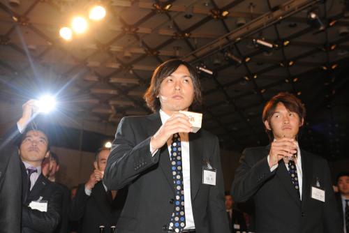 帰国後すぐにＧ大阪オフィシャルパーティーに参加した遠藤（手前左）は宇佐美（同右）と並んで乾杯をする