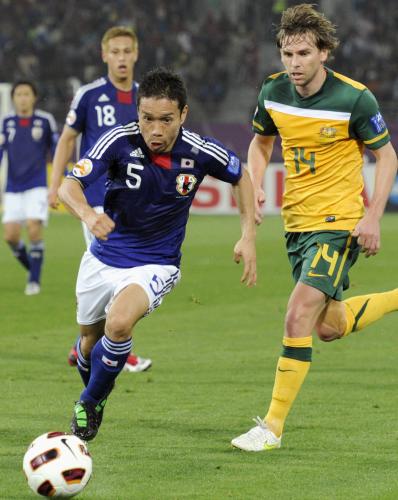 サッカーのアジア・カップ決勝、オーストラリア戦で攻め込む長友佑都（左）