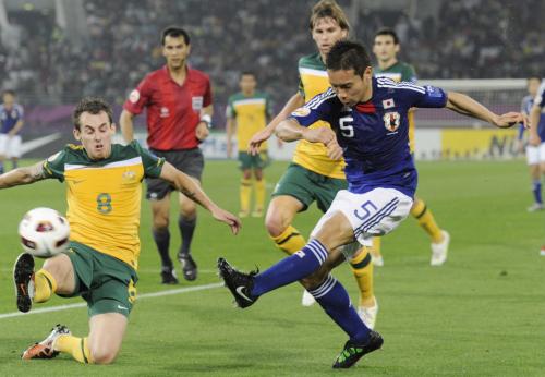 日本―オーストラリア　前半、ゴールを狙う長友（右）
