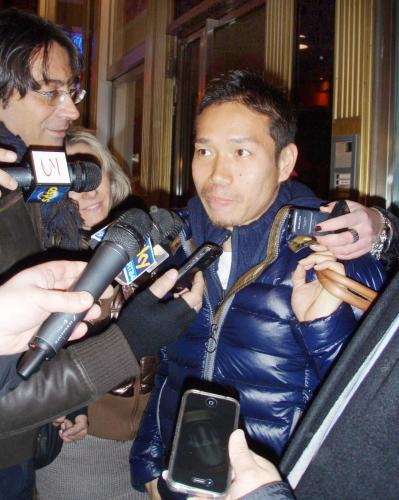 インテル・ミラノへの移籍が決まり、記者の質問に答えるサッカー日本代表の長友佑都