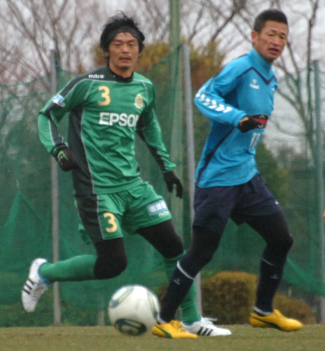 ＜松本山雅・横浜ＦＣ＞練習試合でルーズボールを追う松田（左）とカズ