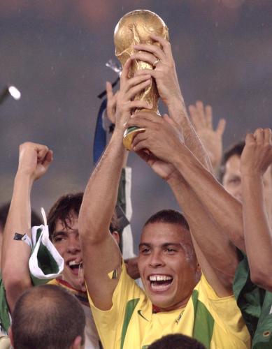 ２００２年のサッカーＷ杯日韓大会を制し、満面の笑みで優勝トロフィーを掲げるブラジルのロナウド