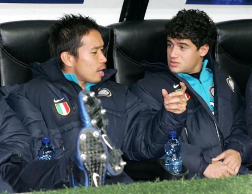 欧州チャンピオンズリーグのバイエルン・ミュンヘン戦で、ベンチでチームメートと話すインテル・ミラノの長友（左）