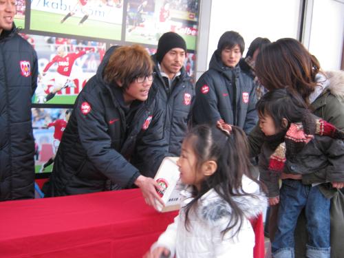 浦和駅前で東日本大震災の義援金の募金活動を行った日本代表ＦＷ柏木ら浦和の選手