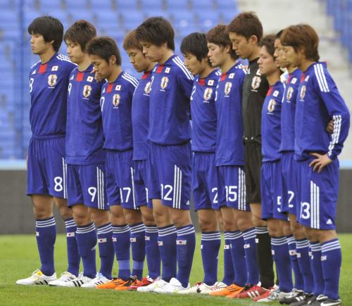 試合前に東日本大震災の犠牲者に黙とうをささげる選手たち