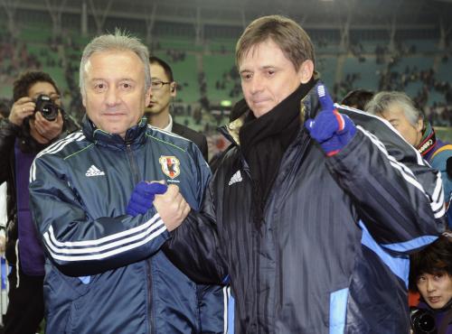 試合終了後に握手する、日本代表のザッケローニ監督（左）とＪリーグ選抜のストイコビッチ監督