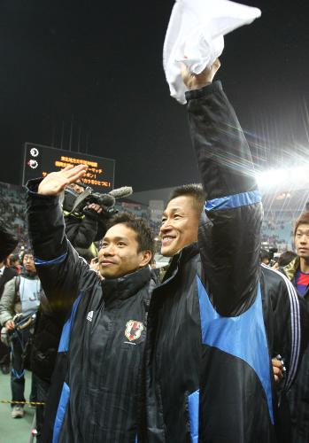 ＜日本代表・Ｊ選抜＞試合後、日本代表・長友（左）と肩を組んで手を振るＪリーグ選抜・三浦知