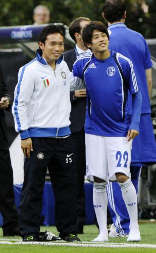 ＜インテル２－５シャルケ＞試合前、笑顔で腕を組む途中出場したインテル・ミラノの長友（左）とシャルケの内田