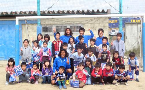 故郷・三郷市には避難している福島・広野町の子どもたちとの記念撮影する中沢