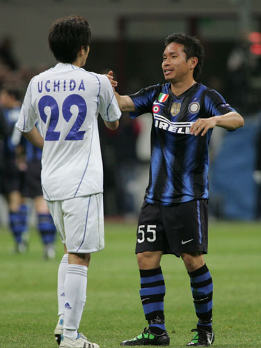 欧州ＣＬ決勝トーナメント準々決勝第１戦で試合後、握手をするシャルケ・ＤＦ内田篤人（左）とインテル・ＤＦ長友佑都
