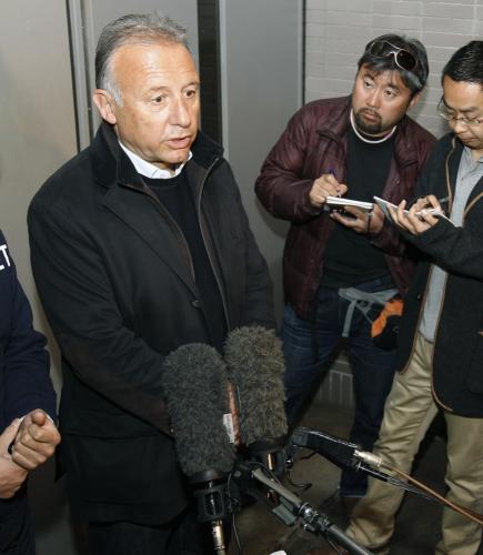 再来日し、報道陣の質問に答えるサッカー日本代表のザッケローニ監督