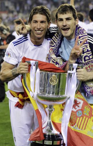 ＜Ｒマドリード・バルセロナ＞マドリードへの移動中に優勝杯を破損させたセルヒオ・ラモス（左）