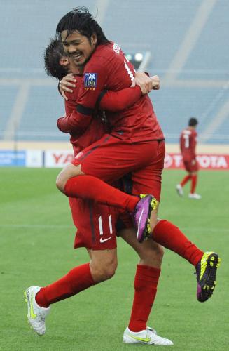 鹿島―上海申花　後半35分、自身２点目のゴールを決めフェリペガブリエル（左）と抱き合う鹿島・興梠