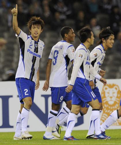 メルボルン―Ｇ大阪　前半、同点ゴールを決めサポーターの声援に応えるＧ大阪・中沢（左端）