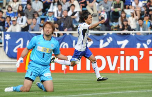 ＜福岡・Ｇ大阪＞後半８分、Ｇ大阪・宇佐美がゴールを決め、喜び駆けだす