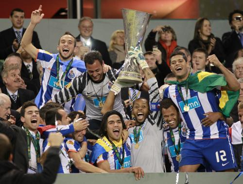 ＜ポルト・ブラガ＞欧州リーグを制し、トロフィーを掲げて喜ぶフッキ（右）らポルトの選手たち