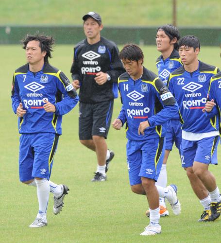 並んでランニングするＧ大阪の（左から）遠藤、西野監督、平井、宇佐美、イ・グノ